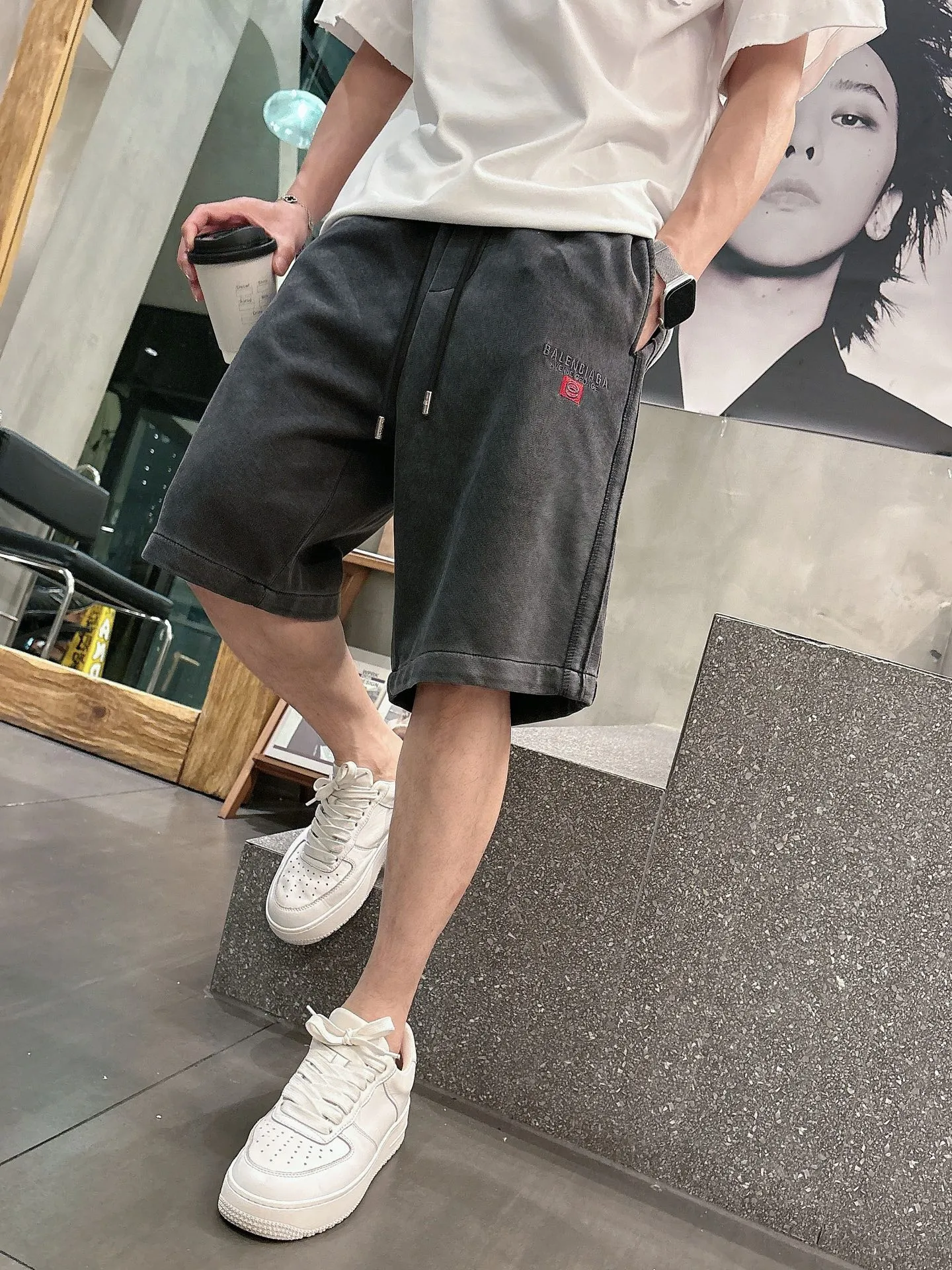 Balenciaga's three-standard complete 2026 summer New Arrival men's casual shorts, advanced custom-made Breathable fabric, Breathable fabric, extremely stretchy and comfortable, impeccable details, top-grade accessories, original logo design concept, delicate and soft feel! The upper body fit is awesome! Size: M-XXXL Please state your height and weight when ordering